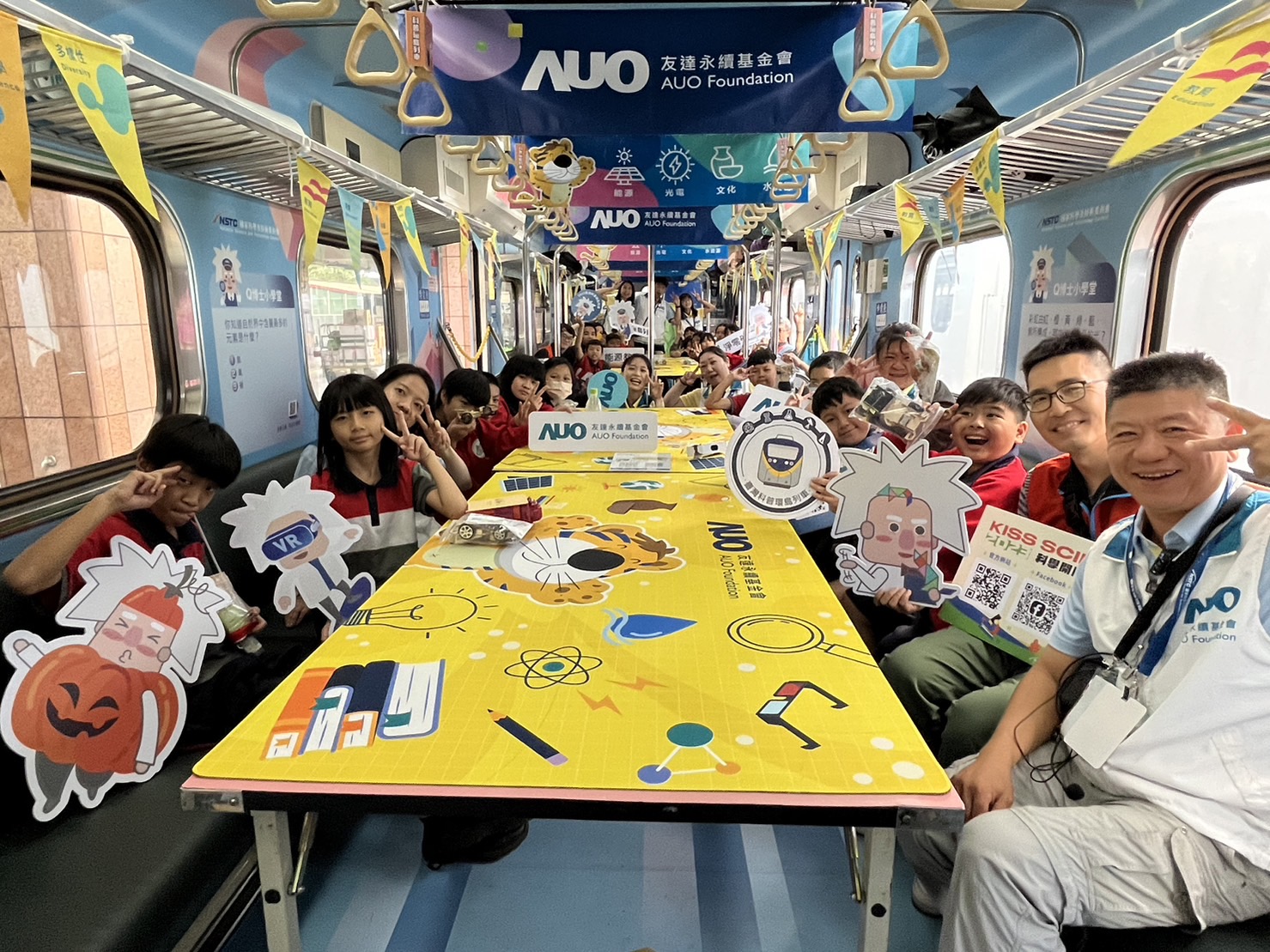 永續基金會參與「臺灣科普環島列車」，設計基礎科學車廂課程，以「淨零碳排和永續能源」為主題，讓學生透過創意實驗認識淨零知識，以及思考生活中的減碳行為