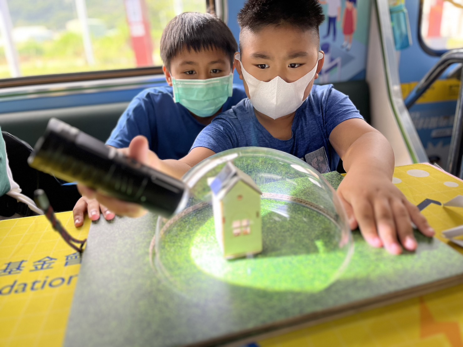 參與基礎科學主題車廂，以STEAM教學精神，設計「逐日科學家」、「太陽能工程師」以及「淨零建築師」三大能源科普課程和實驗